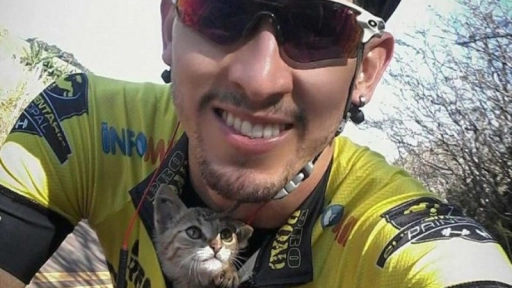 Ciclista rescató a un gatito perdido