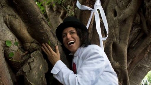 Ecologista se casa con un árbol para denunciar la tala ilegal de bosques