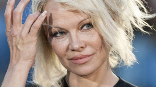 Pamela Anderson se encerró en una jaula para denunciar el maltrato animal