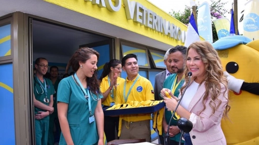 Cathy Barriga inaugura el primer centro veterinario GRATUITO
