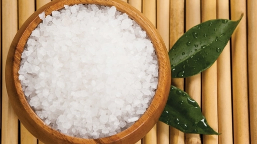 Azúcar y sal marina: Exfoliantes en casa