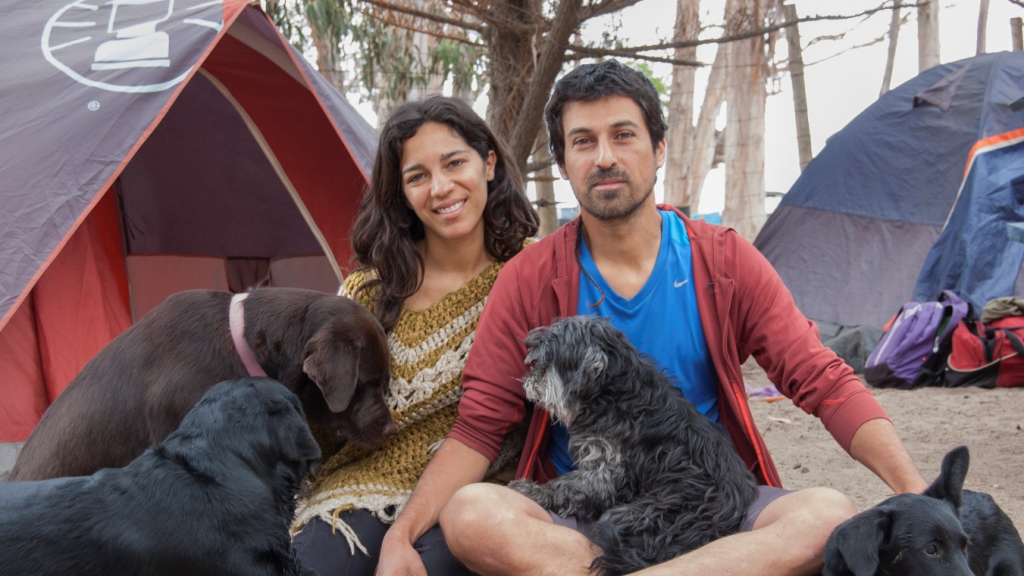Familia multiespecie / Familia multiespecie del Dr. Fabián Espínola, acampando en un lugar donde se tienen que incluir mascotas.