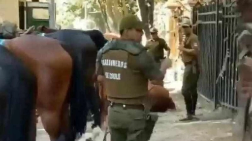 Declaran admisible querella contra Carabinero que agredió a caballo en Santiago