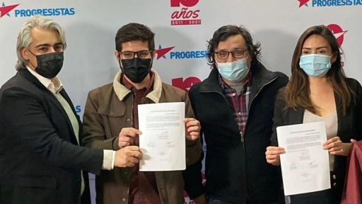 Candidato Marco Enríquez Ominami firma compromiso por los animales