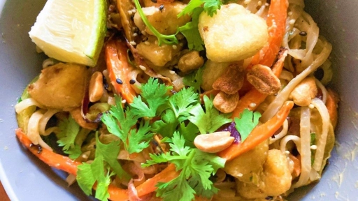 Receta vegana: Pad thai con salsa fresca de maní