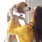 Mujeres: Determinantes en el vínculo entre perros y humanos