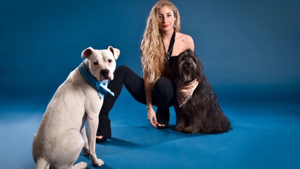 Daniela Castro y perros