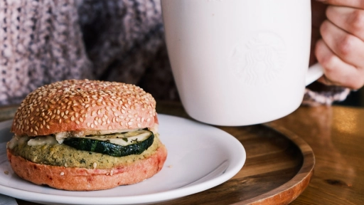 Primavera: Starbucks presenta nuevos productos que incluyen un Beet bread sándwich 100% vegetal
