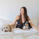Dormir con tu perro fortalece el vínculo humano-animal