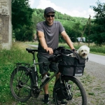 Desde Ecuador a Santiago: Joven alemán pedalea junto a su perro para recaudar fondos para pacientes con cáncer de sangre