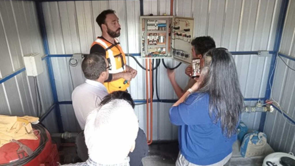 proyecto autosustentable de electricidad y agua  / Agencia