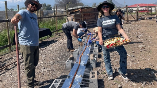 ¡Récord dieciochero! Arman el choripán vegano más largo del mundo en fonda de Santuario Empatía