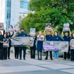 Activistas interpelan a importante aerolínea frente a sus oficinas por el uso de huevos de gallinas enjauladas