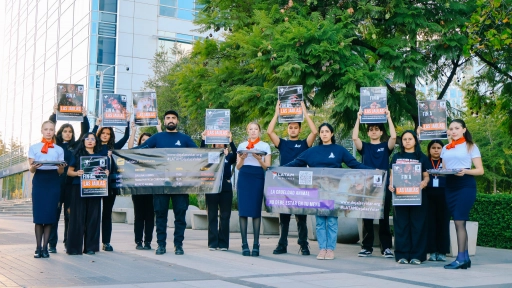 Activistas interpelan a importante aerolínea frente a sus oficinas por el uso de huevos de gallinas enjauladas
