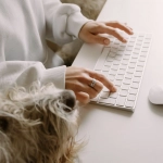 ¿Llevarías a tu perro a la oficina? Los múltiples beneficios más allá de la tendencia