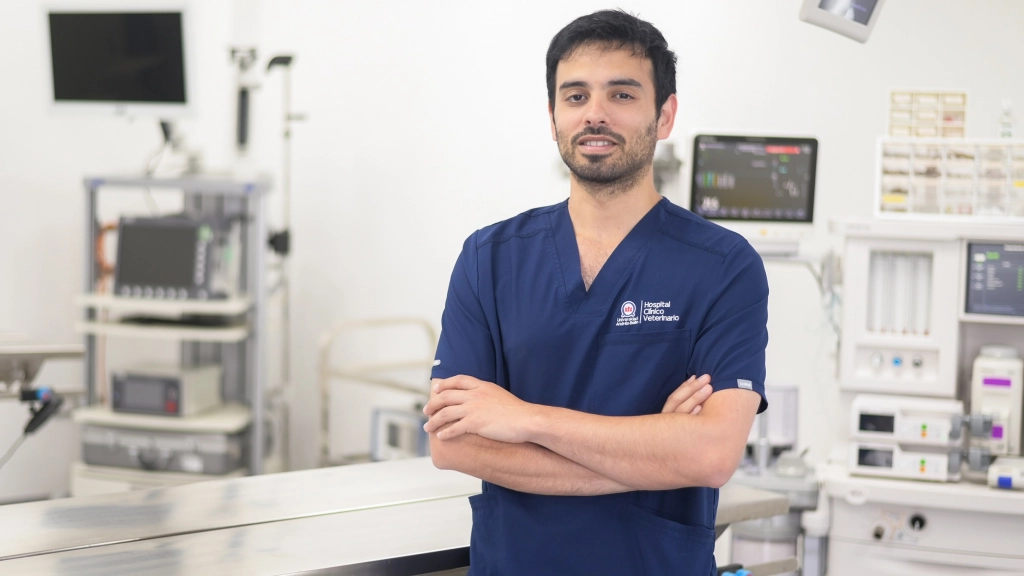 Gonzalo Vera, médico veterinario y docente del Hospital Clínico Veterinario de la Universidad Andrés Bello, sede Concepción. / UNAB