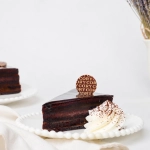 Cory incorpora la emblemática torta Sacher y refuerza su legado de pastelería austríaca en Chile