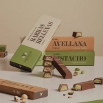 Varsovienne presenta su nueva línea de Barras rellenas de chocolate con pistacho y avellana crujiente