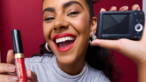 Avon presenta Power Stay Glitter: el labial mate que transforma el brillo en una experiencia sin transferencias